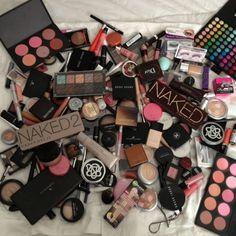 Montones de maquillaje