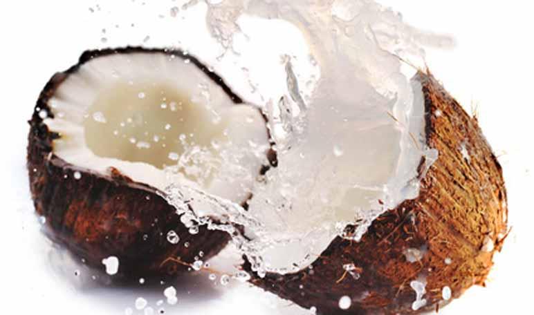 Remedios caseros para la caída del cabello: limón y agua de coco