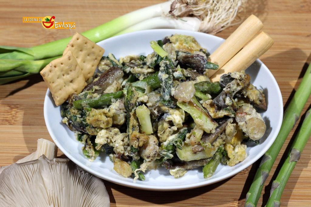 Revuelto de setas con ajetes y gambas