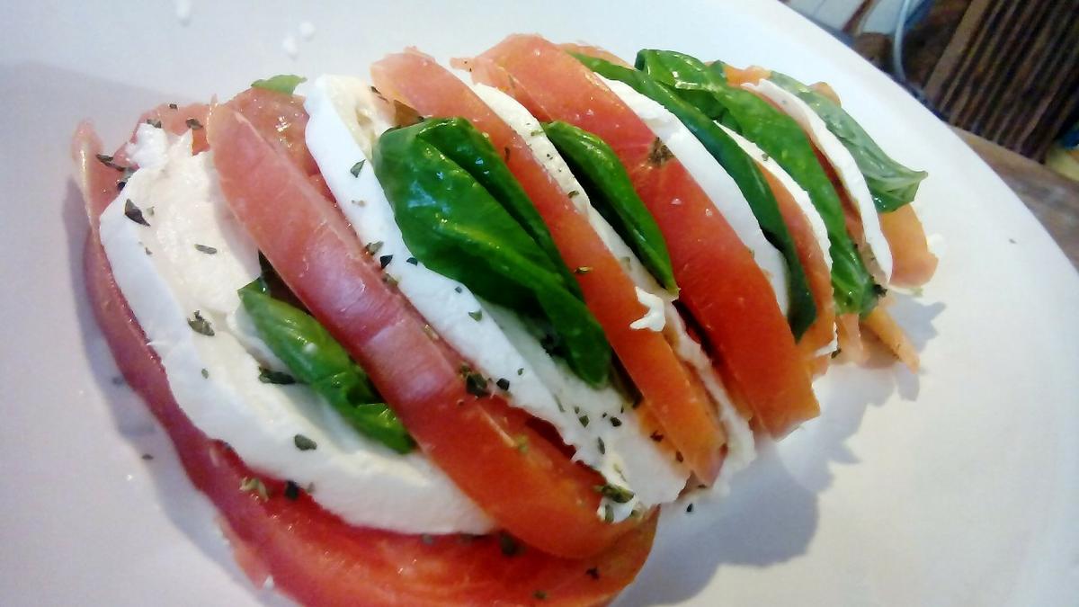 ensalada caprese tomate, albahaca y mozarella