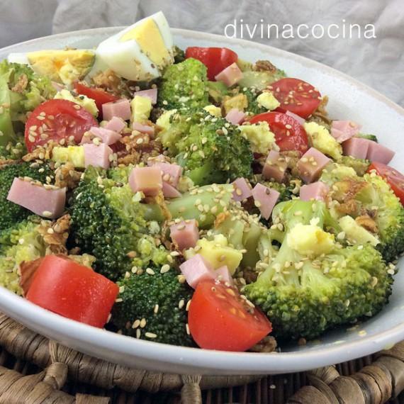 ensalada-de-brocoli-jamon-queso- ensaladas ligeras para cenar