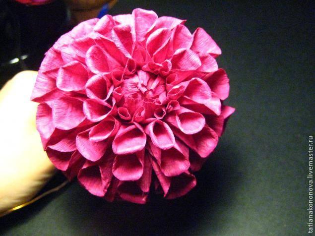 dalia de papel crepé