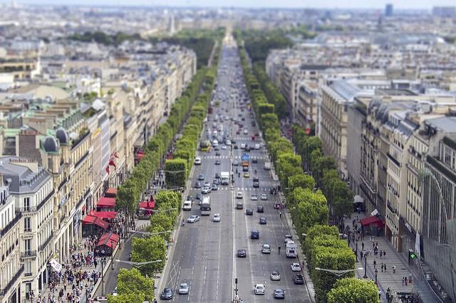 Champs Elysées Arc de Triomphe.