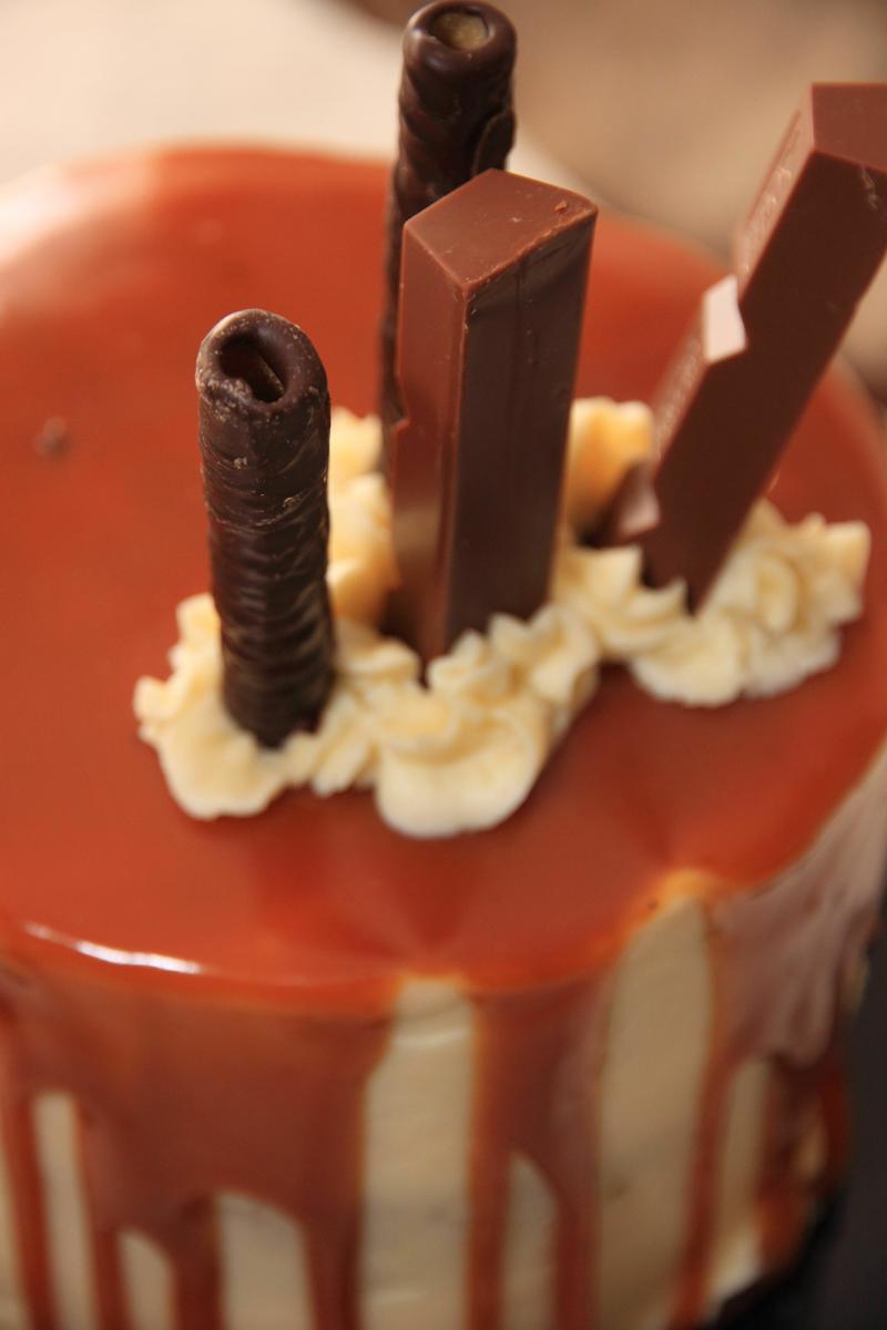 drip cake de manzana y praliné de almendras
