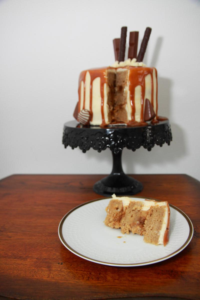 drip cake de manzana y praliné de almendras