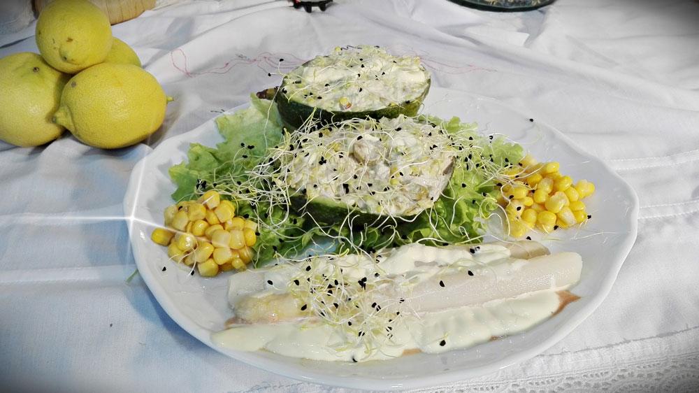 Aguacates rellenos con arroz y bonito