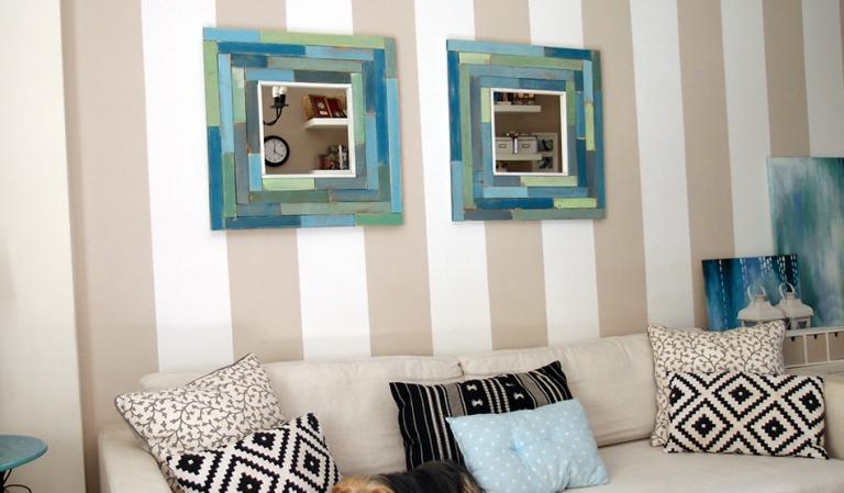 salon con espejos de madera estilo beach cottage