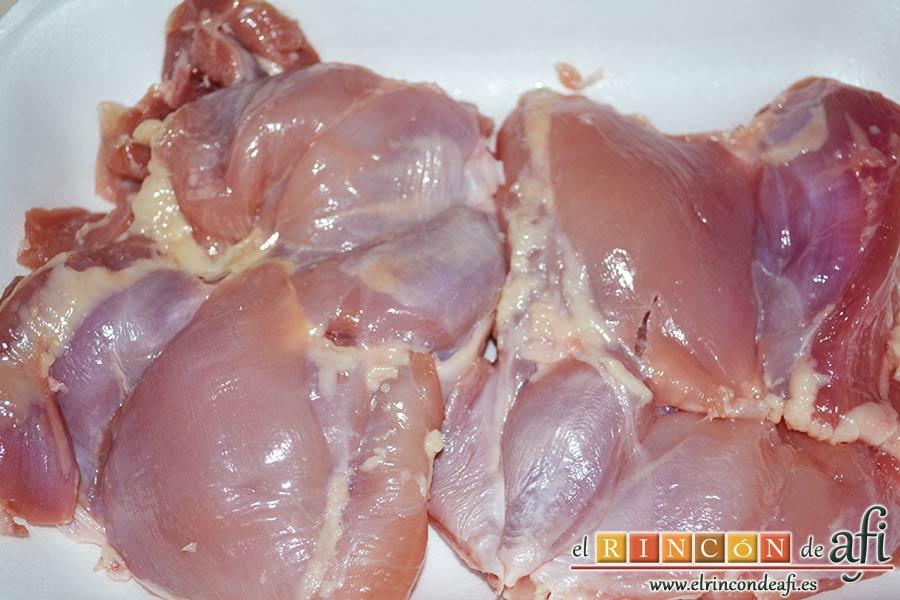 Muslos de pollo rellenos de queso y bacon, pedir que nos deshuesen los muslos de pollo y que les retiren la grasa y la piel
