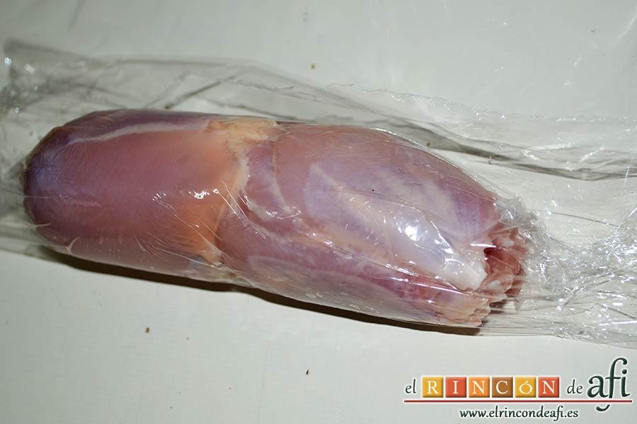Muslos de pollo rellenos de queso y bacon, repetir el procedimiento sellando los rollos con dos capas de film