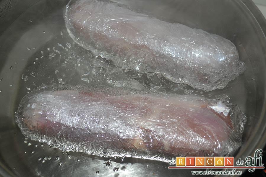Muslos de pollo rellenos de queso y bacon, introducir los rollos en agua hirviendo