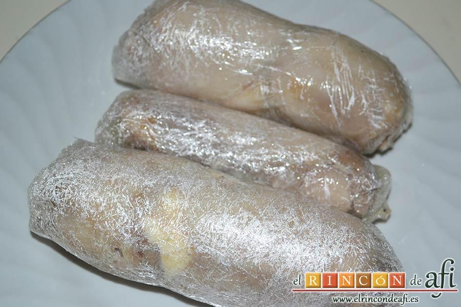 Muslos de pollo rellenos de queso y bacon, cuando estén hechos, sacarlos del caldero y dejar que atemperen