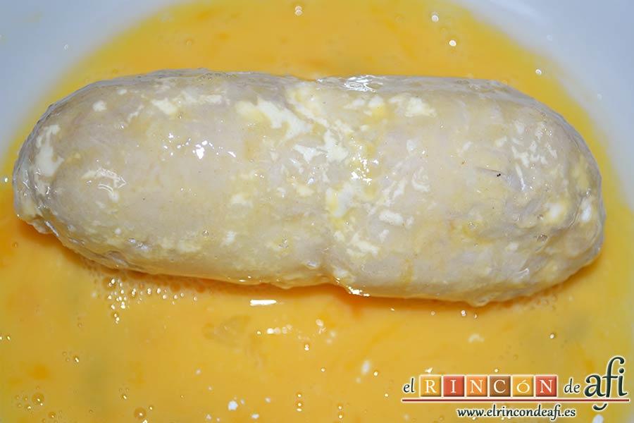 Muslos de pollo rellenos de queso y bacon, pasarlos por huevo batido