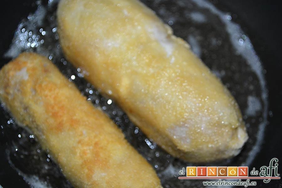 Muslos de pollo rellenos de queso y bacon, freírlos en aceite de oliva