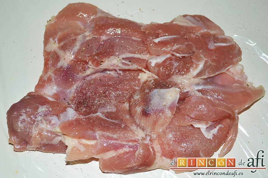 Muslos de pollo rellenos de queso y bacon, poner uno de los muslos sobre papel film y salpimentar
