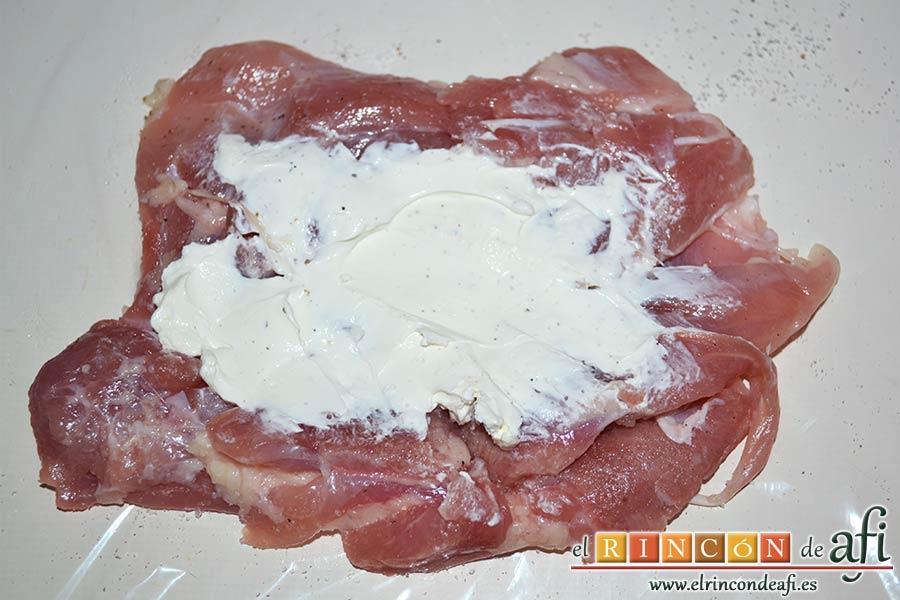 Muslos de pollo rellenos de queso y bacon, untar con queso crema