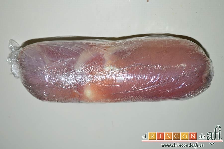Muslos de pollo rellenos de queso y bacon, hacer un rollo y sellar bien con el film transparente