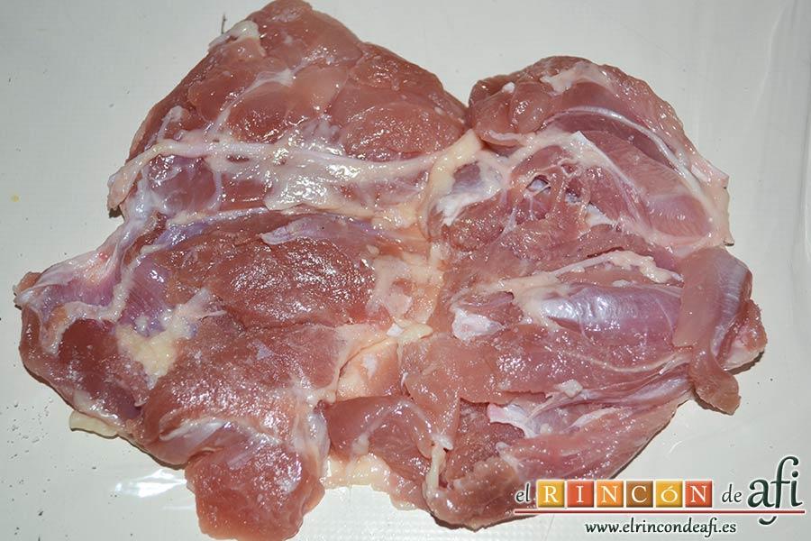 Muslos de pollo rellenos de queso y bacon, repetir el procedimiento poniendo otro muslo sobre film