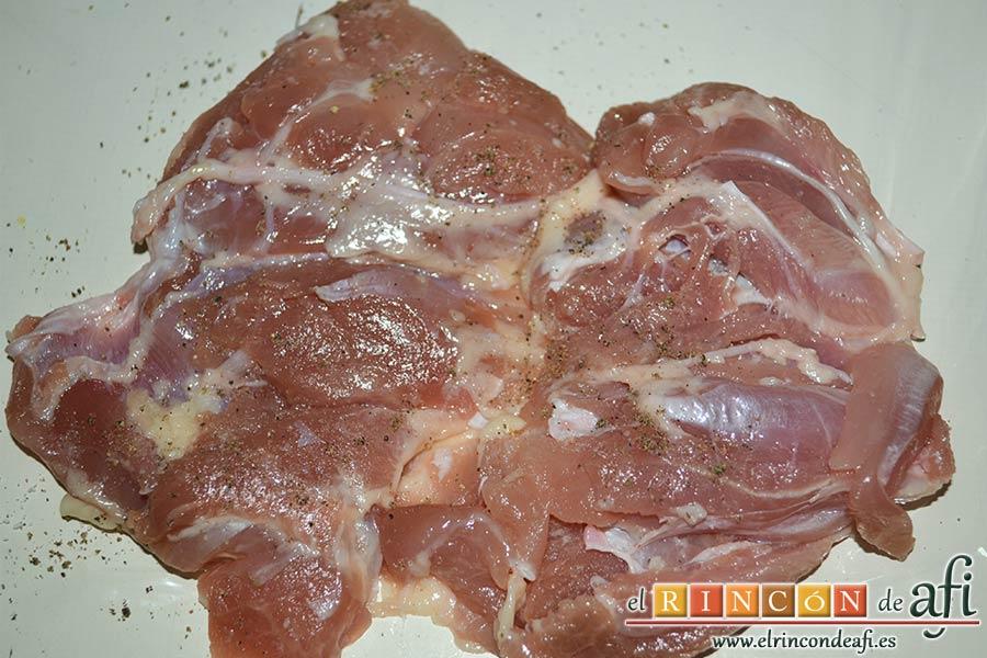 Muslos de pollo rellenos de queso y bacon, repetir el procedimiento salpimentando