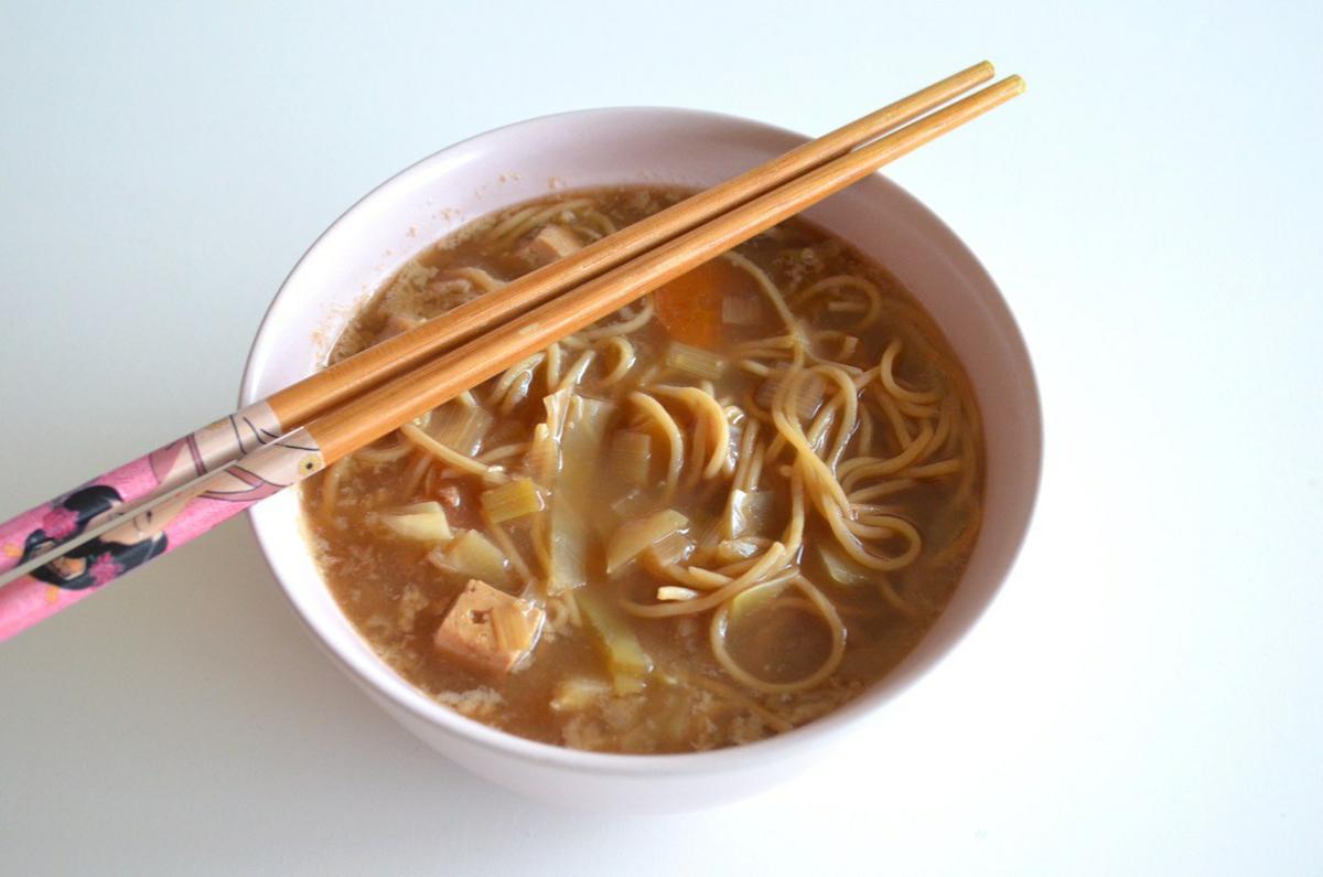 Sopa de noodles vegana