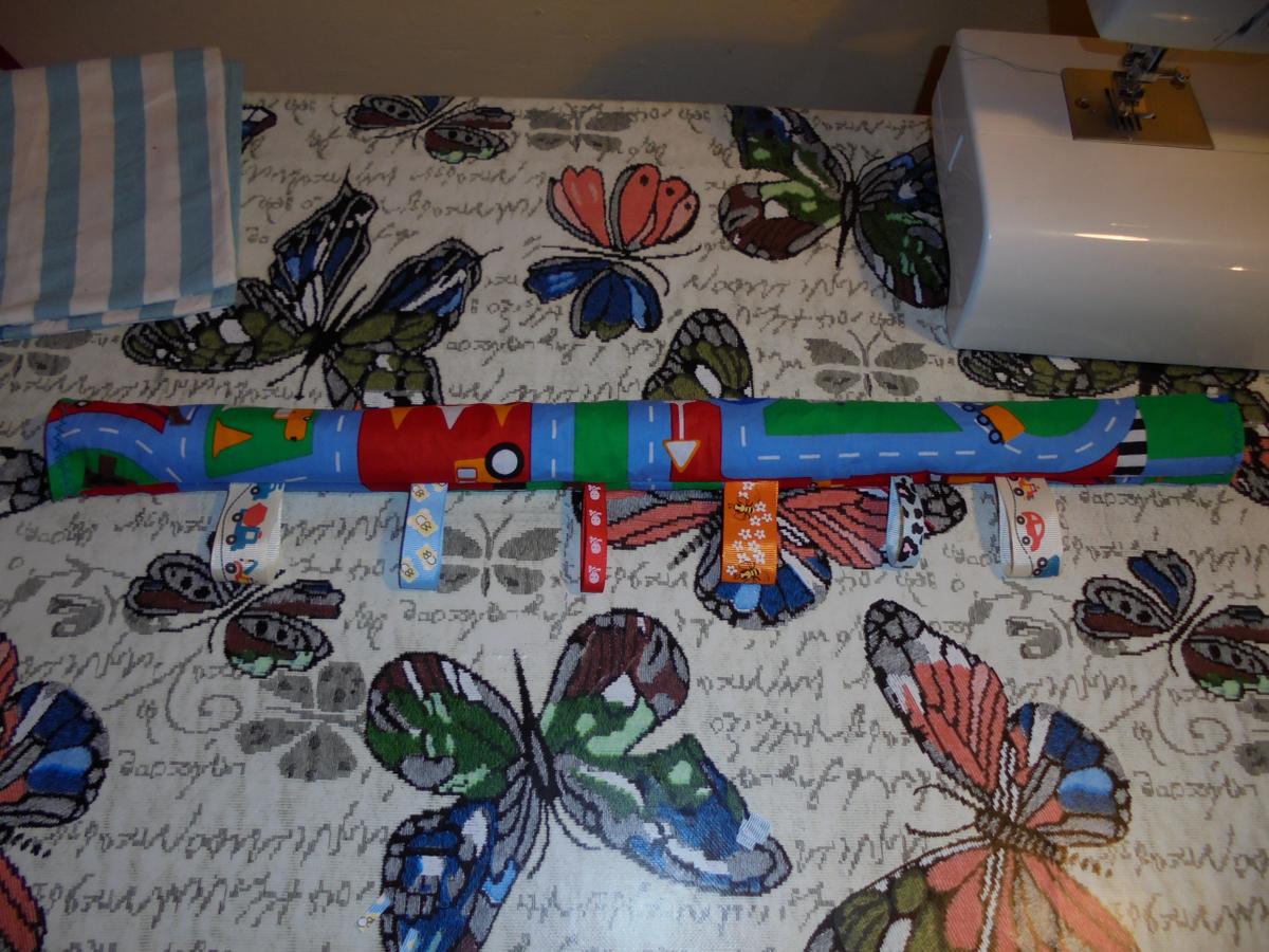 Funda con tiras decorativas para resposabrazos