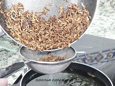 escurriendo el arroz salvaje
