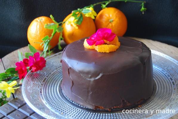 Bizcocho esponjoso de chocolate con naranja