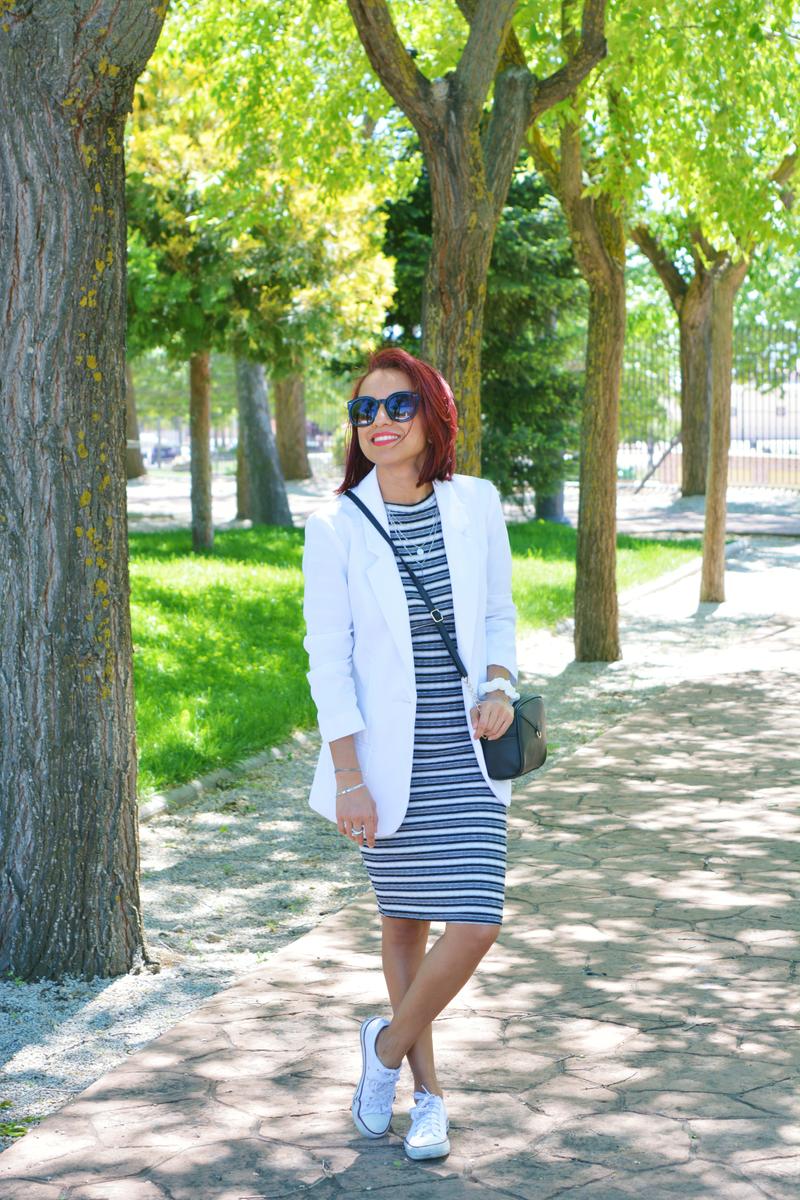 Outfit con deportivas converse blancas