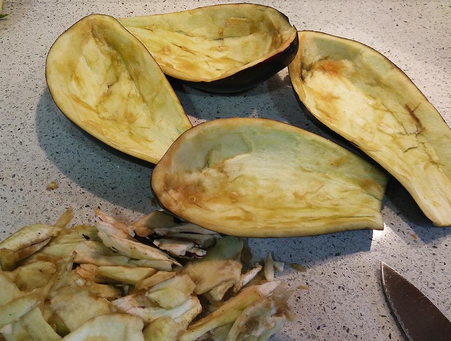 Lavamos y cortamos finamente las verduras (cebolla, ajo, pimiento, puerro y zanahoria) para hacer un sofrito a fuego medio. Le añadimos sal, pimienta blanca y orégano.