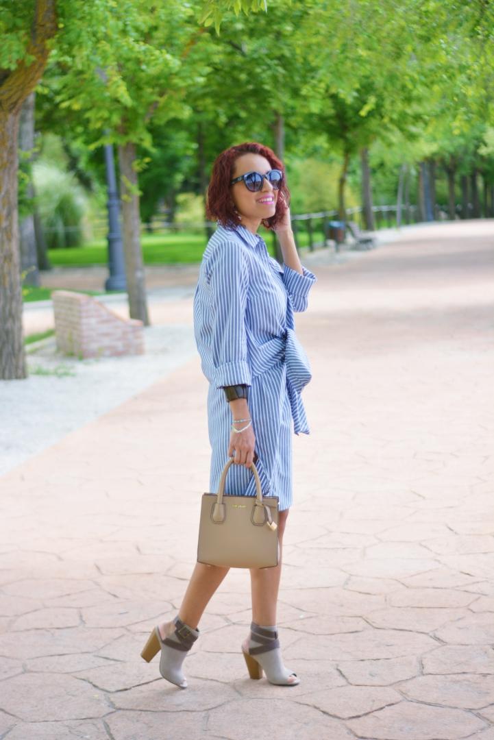 Outfit con vestido camisero