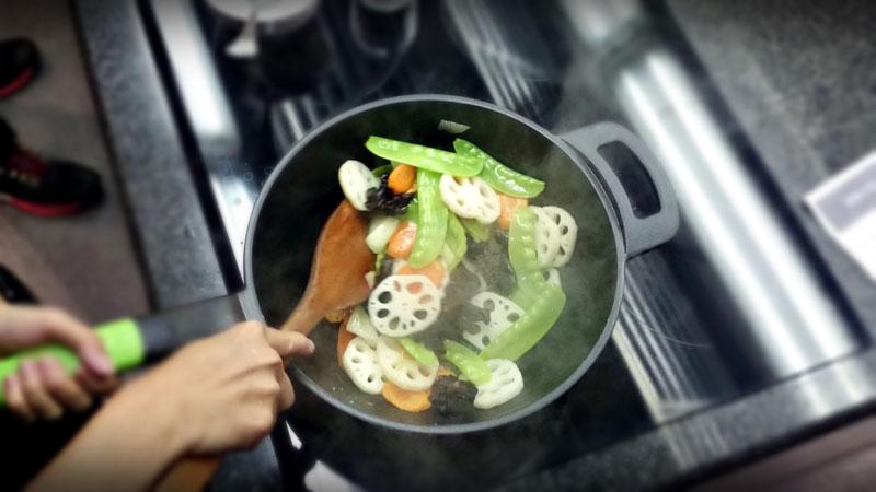 Raíz de loto con vainas