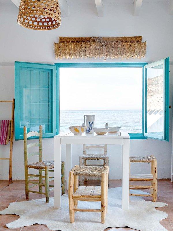 Las_claves_del_estilo_Mediterráneo_decoinspiración_detalle_marco_ventana_azul