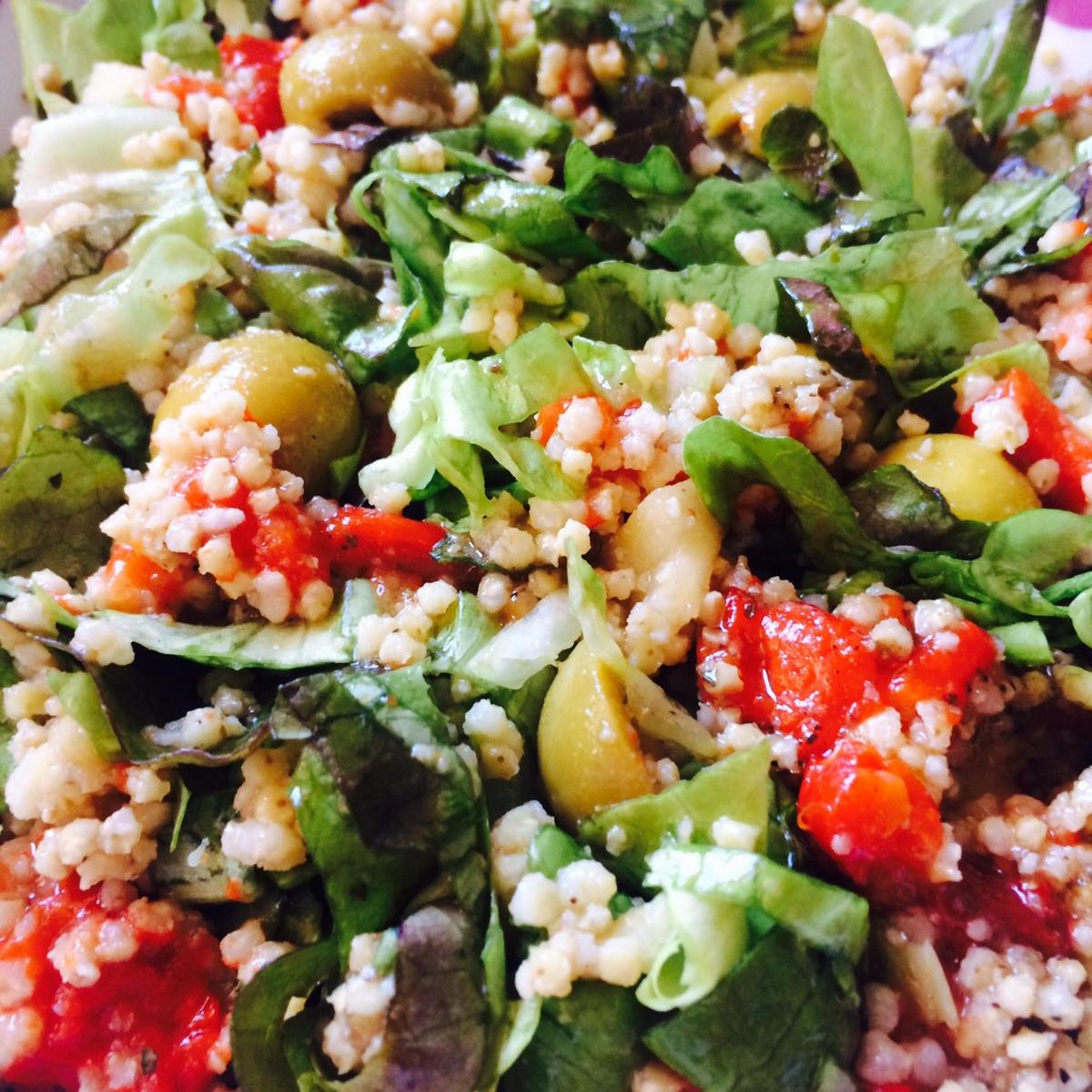 ensalada de mijo con pimientos asados y aceitunas