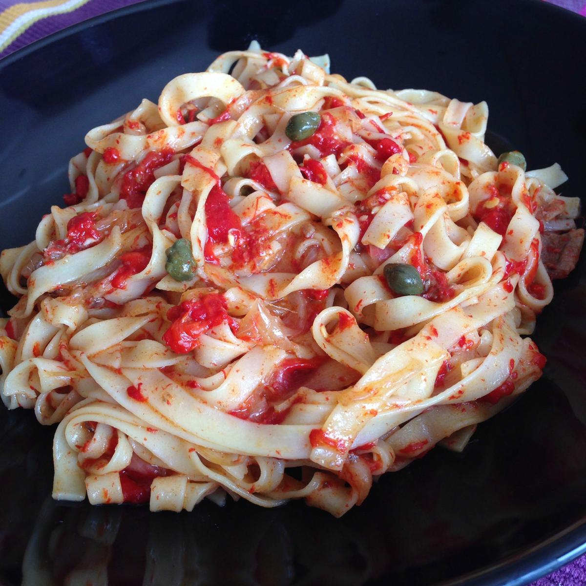 tallarines con pimientos asados