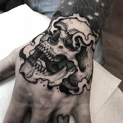 calavera en la mano hombres