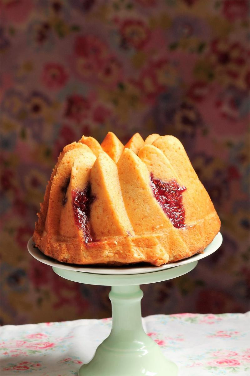 Bundt cake de limón con espiral de frambuesa