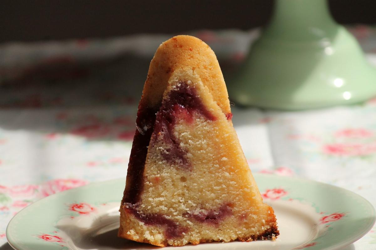 Bundt cake de limón con espiral de frambuesa
