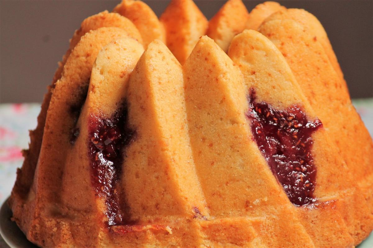 Bundt cake de limón con espiral de frambuesa