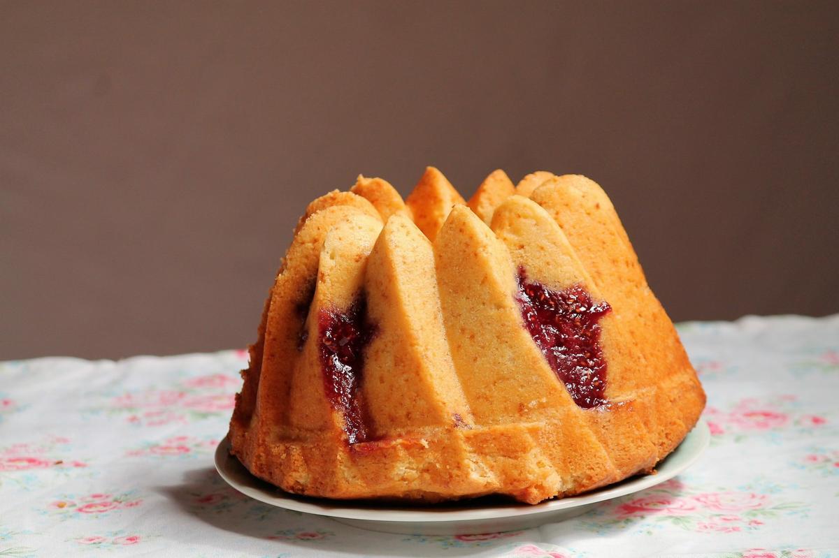 Bundt cake de limón con espiral de frambuesa