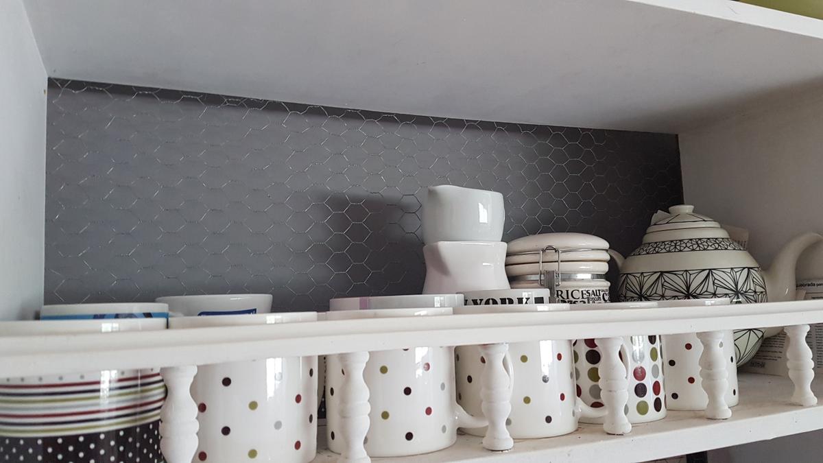 mueble reciclado - Malla de gallina para la trasera