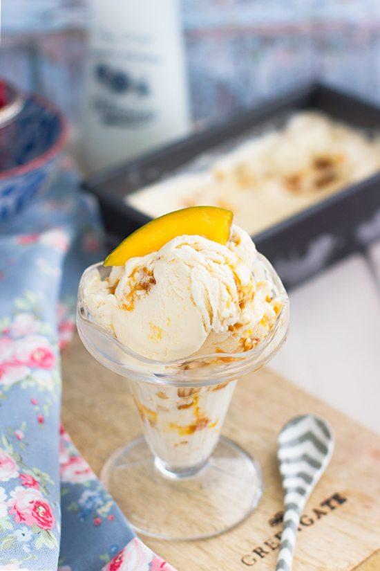 helado de vainilla y mango