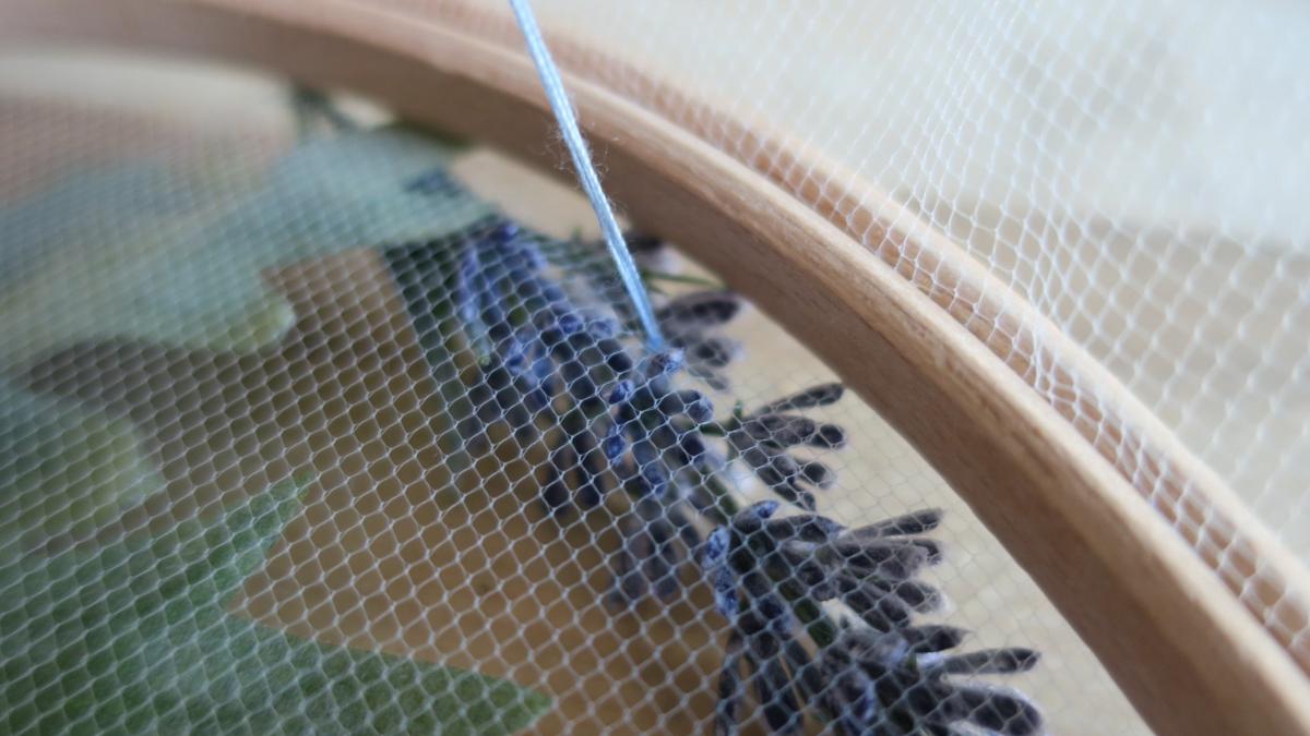 Bastidor de bordar con flores