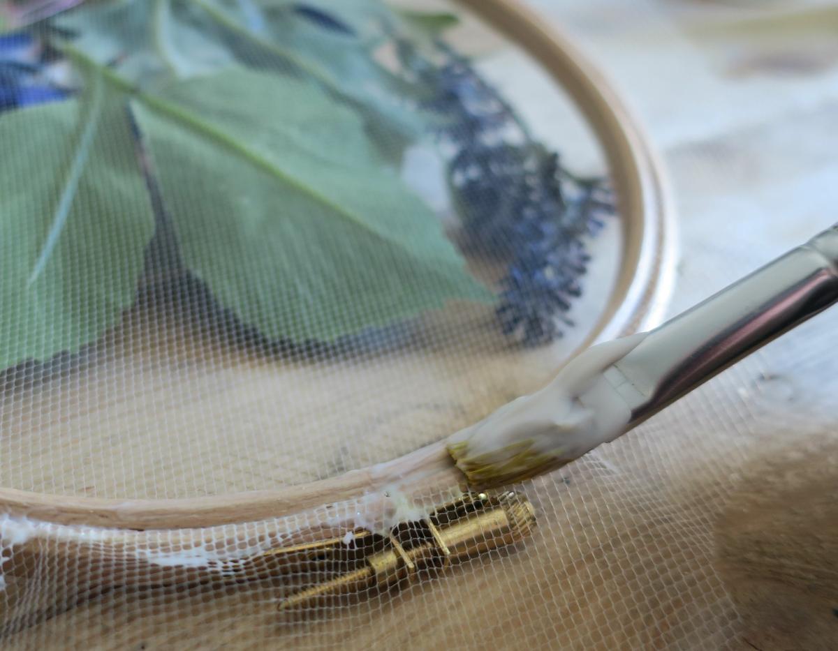 Bastidor de bordar con flores