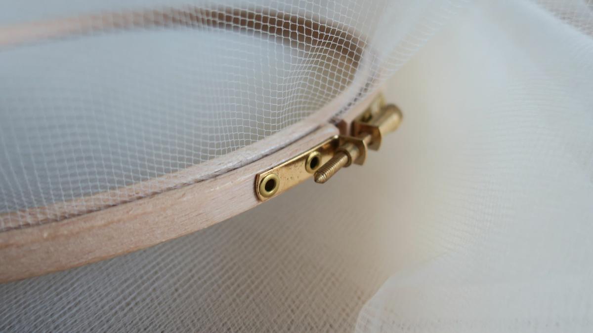 Coloca la tela de tul entre los dos aros del bastidor de bordar