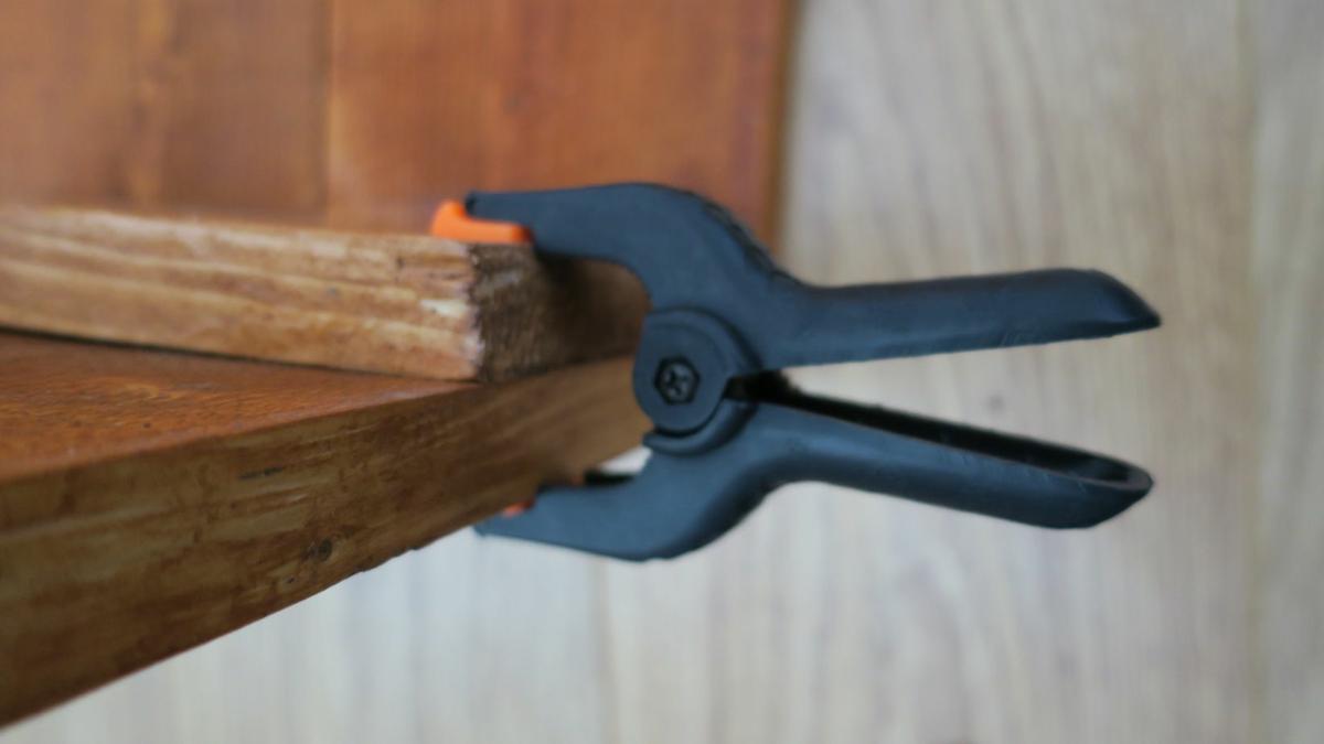 Sujeta las tablas con pinzas