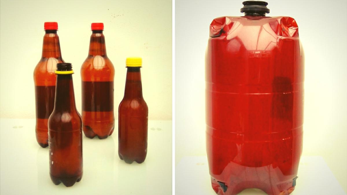 Árbol con botellas de plástico y ramas secas