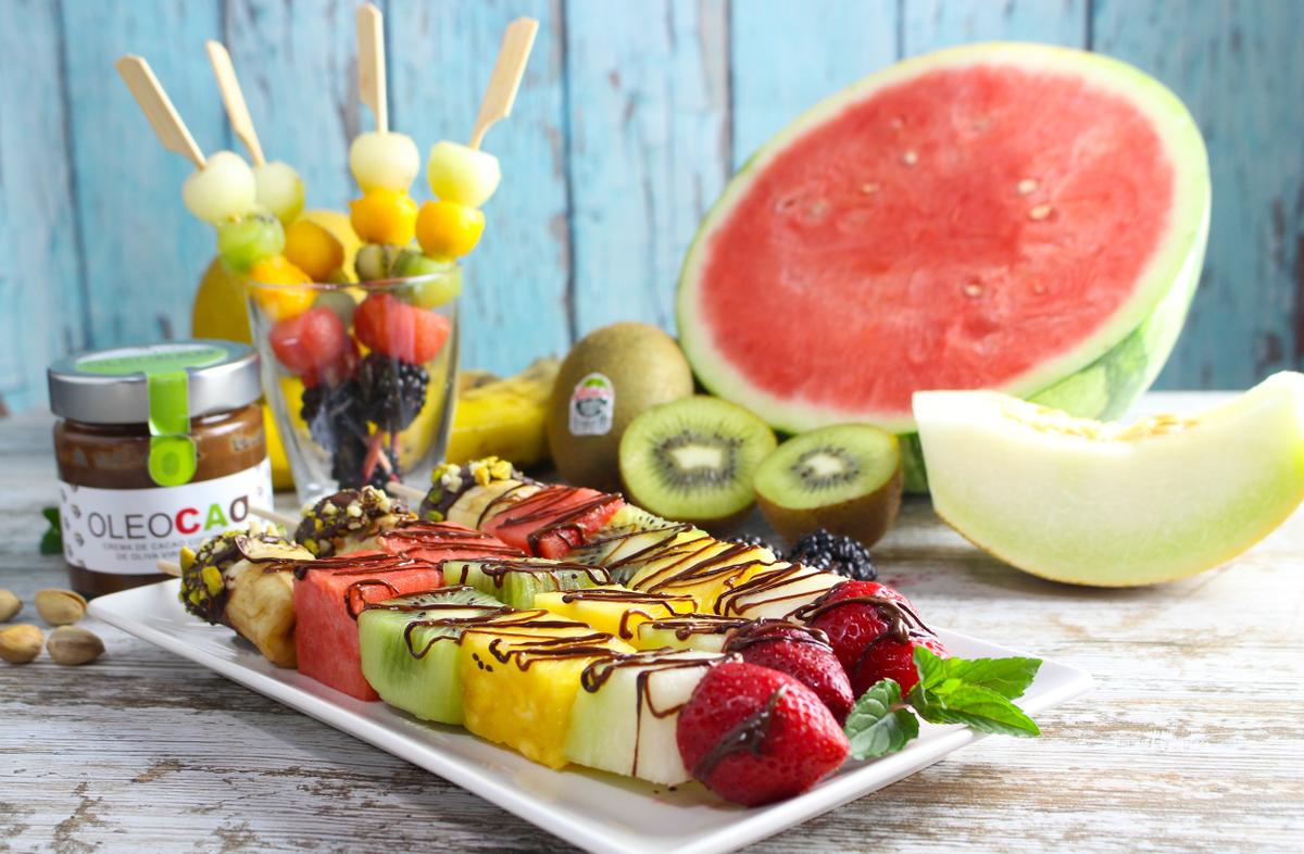 Brochetas de fruta con chocolate