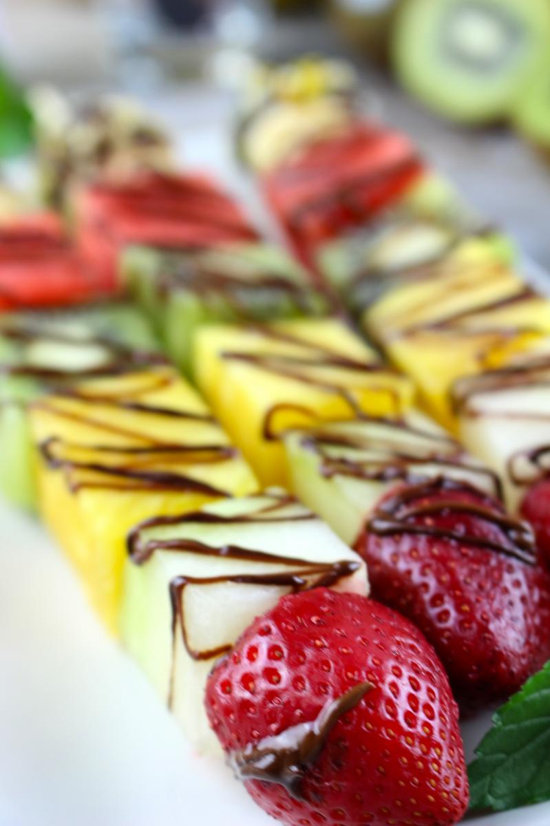 Brochetas de fruta con chocolate