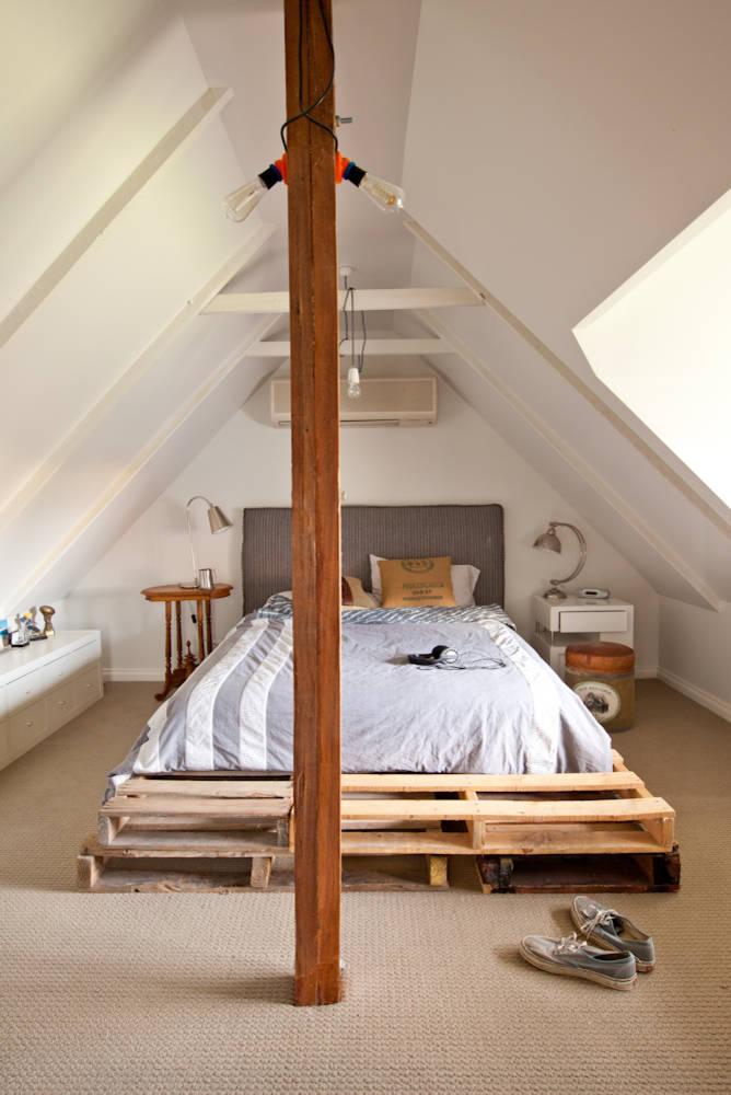 Dormitorio contemporáneo con una cama hecha con palets