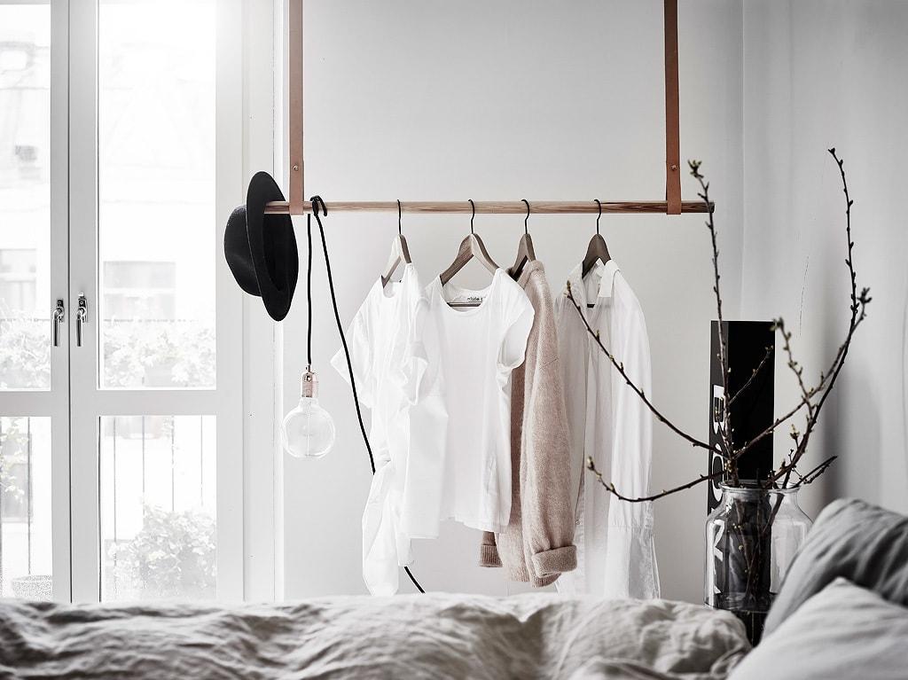 Paredes_verde_soft_casa_con_carácter_decoración_interiorismo_detalle_perchero_dormitorio