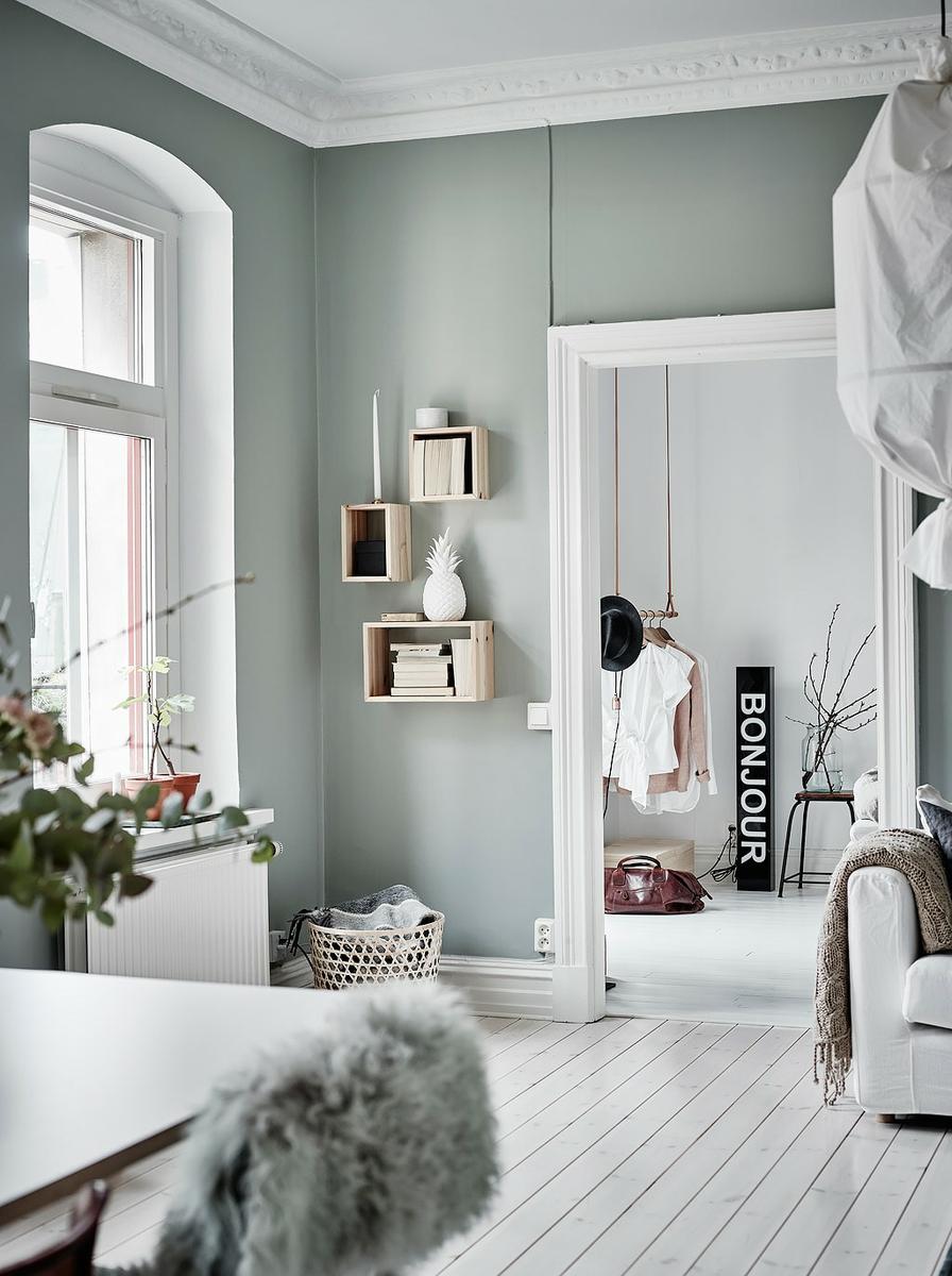Paredes_verde_soft_casa_con_carácter_decoración_interiorismo_cajas_madera_complemento_decorativo